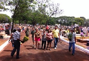 Cemitério tem grande movimento neste sábado (2) em Maringá